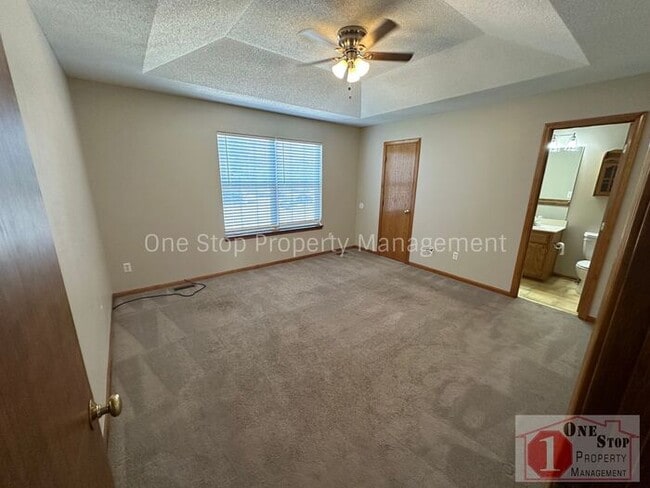 Building Photo - Spacious 3 Bed, 3 Bath Home in Raymore wit...