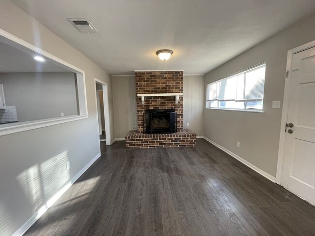 Building Photo - Won’t last long! Make the call today!