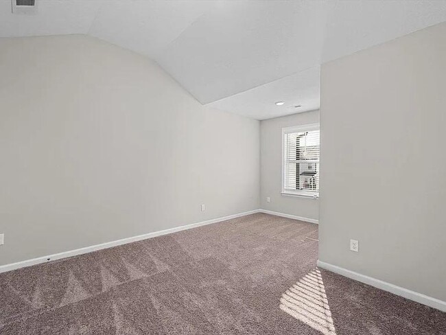 Building Photo - 214 Linsmore Ave