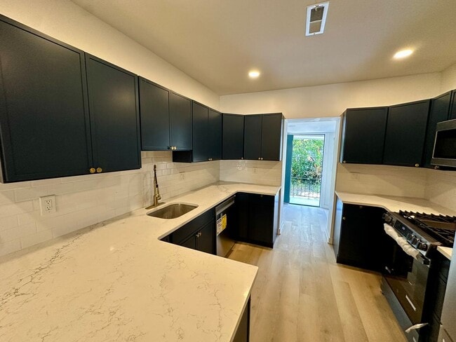 Building Photo - Fully renovated, bright, and spacious 3-bedroom, 1.5-bath home in an amazing location.