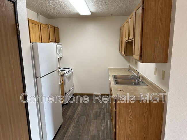 Building Photo - 1401 12th St E