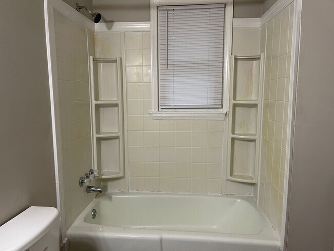 Building Photo - N Valor Drive 1633