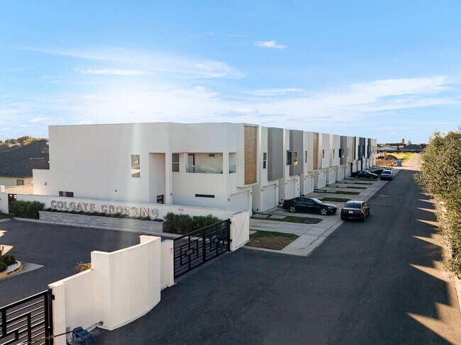 Building Photo - Beautiful 3 Bedroom Townhome in McAllen