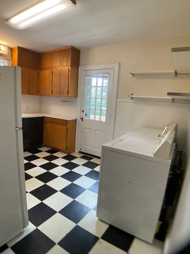 Building Photo - 817 Old Pittsboro Rd