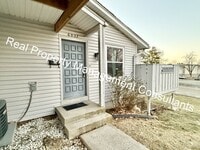 Building Photo - Spacious 5-Bedroom Townhome