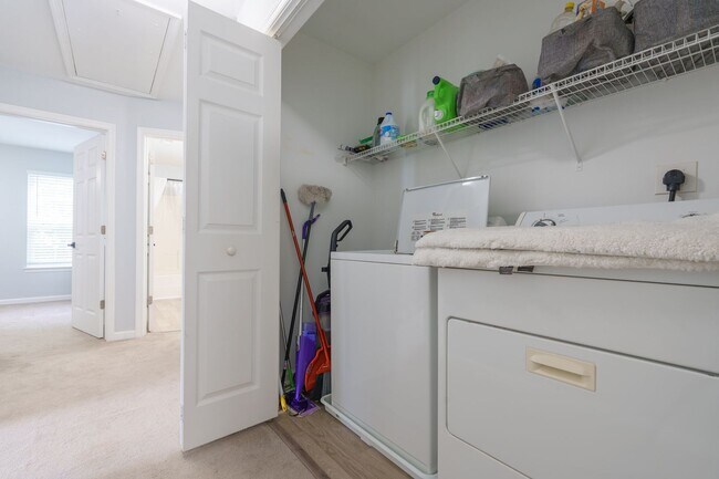 Building Photo - MOVE IN READY 3 Bedroom in the Heart of No...