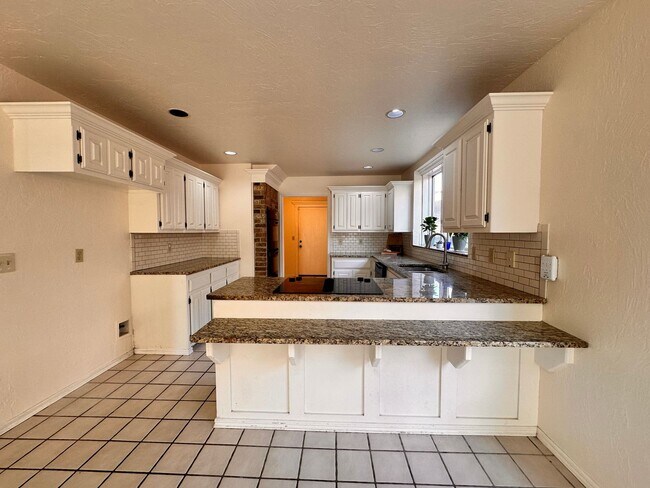 Building Photo - Spacious 4 Bed in Deer Creek