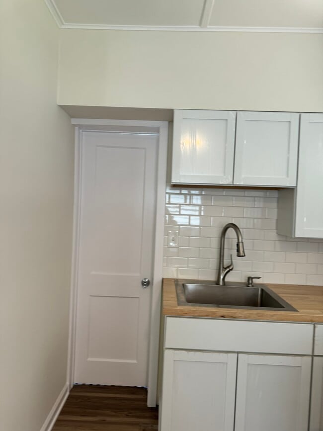 Building Photo - 220 Morton Rd