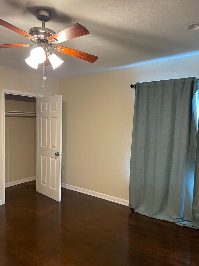 Building Photo - Charming Olmos Park Terrace Rental