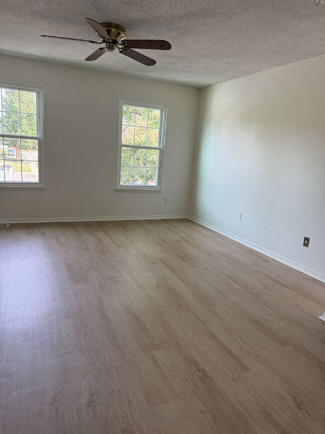 Building Photo - Cozy 2 Bed, 1.5 Bath Townhouse with Fireplace + Community Pool + Reserved Parking Space!