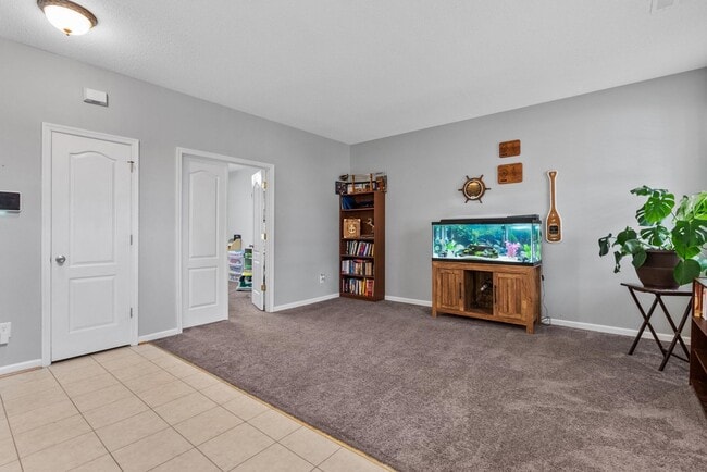 Building Photo - Luxurious 5-Bed, 2.5-Bath Home with Solar Panels in Newport News