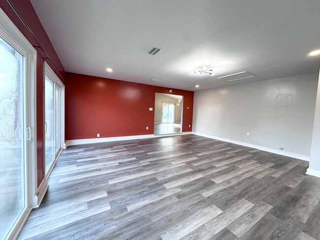 Building Photo - Eclectic & Charming Updated Ranch