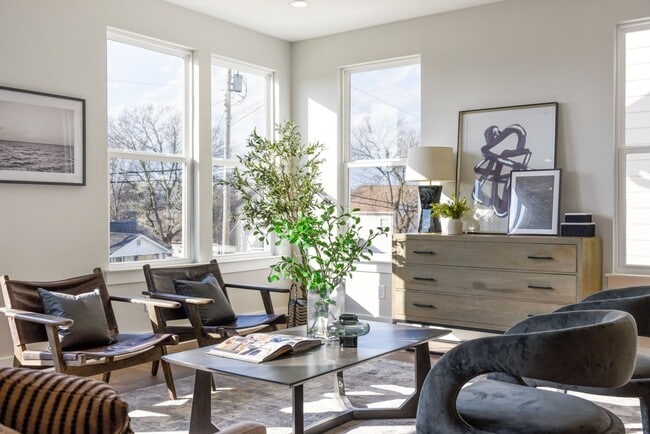 Building Photo - Beautiful Charlotte Park Townhome With Two Car Garage