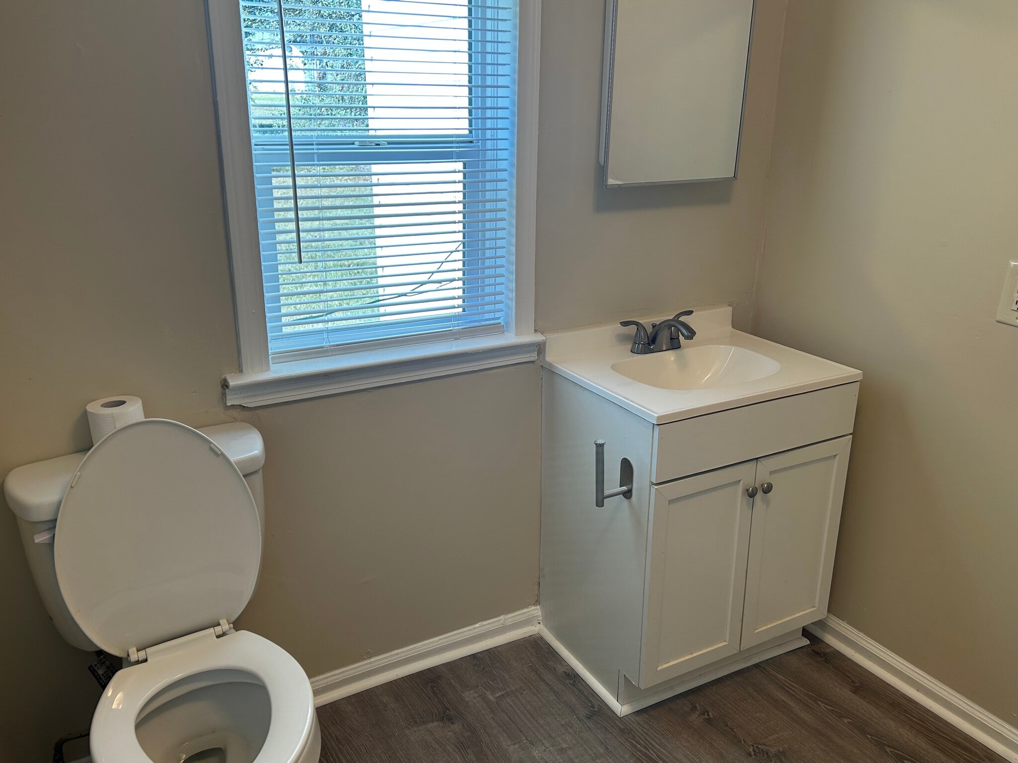 Bathroom - 522 Lee St