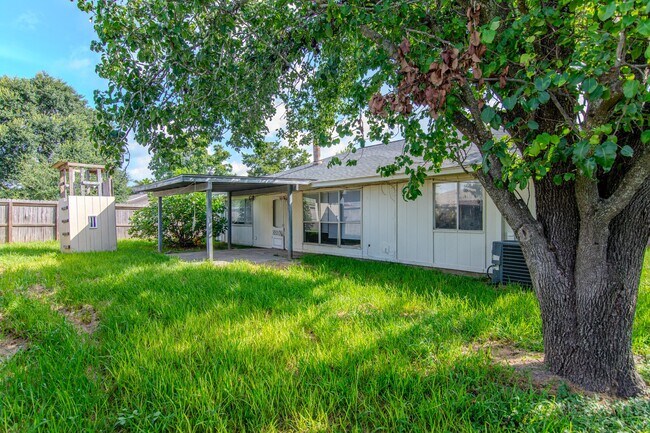 Building Photo - 16746 Selder Dr