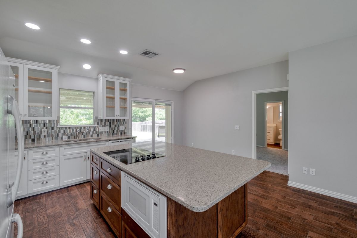 Building Photo - 10114 Thomas Ln