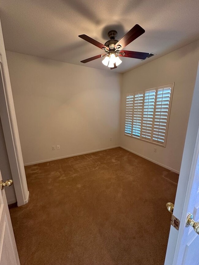 Building Photo - Charming 3 bedroom 2 bathroom home located in Hanford