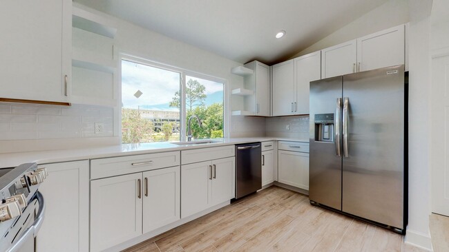 Building Photo - Fully renovated 4 Bedroom / 3 Bathroom hom...