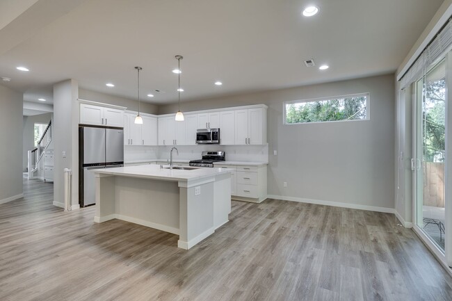 Building Photo - 5 Bed PLUS Bonus Space with hot tub in Mar...