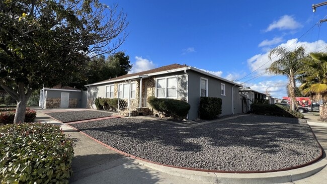 Primary Photo - 440 W 4th St