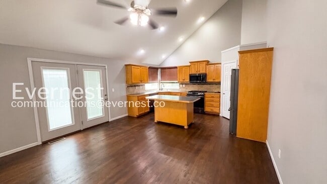 Building Photo - 5 Bed, 3 Bath Home with Fenced Yard & Garage / Pet-Friendly / Available Now!