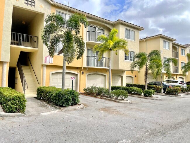 Building Photo - 1700 Crestwood Ct S