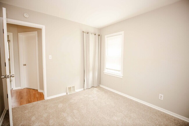 Building Photo - Cozy Two Bedroom House Available For Rent!