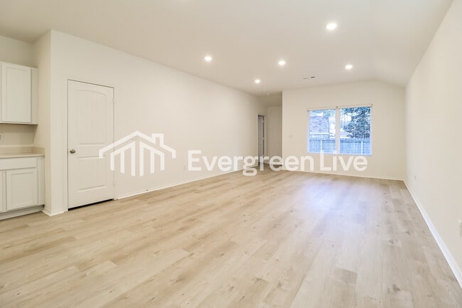 Building Photo - 10820 Mason Dr