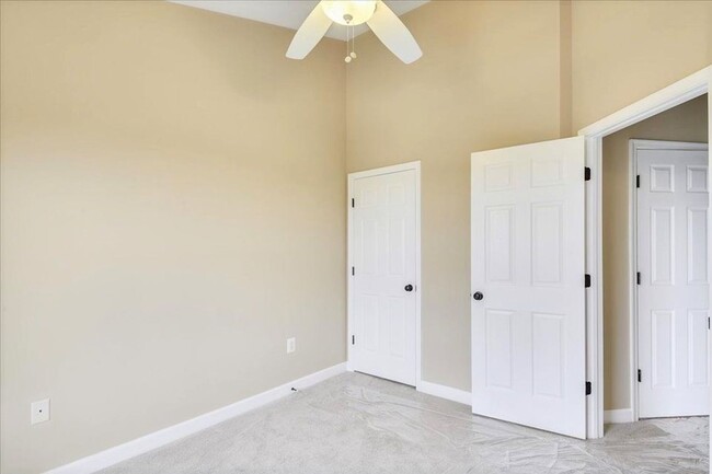 Building Photo - Beautifully maintained townhouse in Lake L...