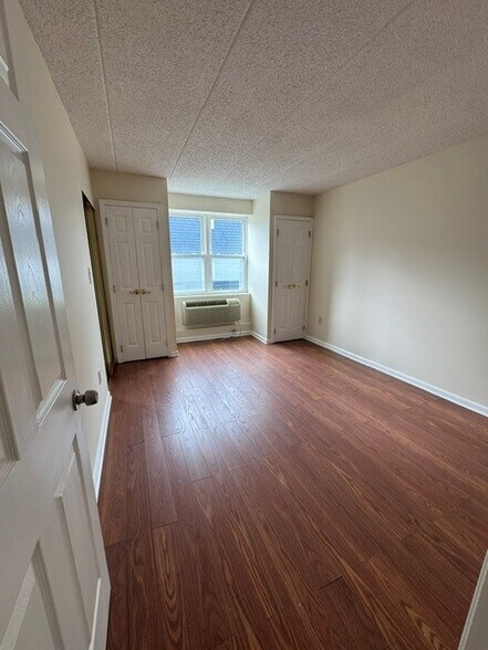 Building Photo - 999 Forest Ave