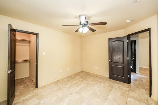Building Photo - 9813 Sandhill Dr