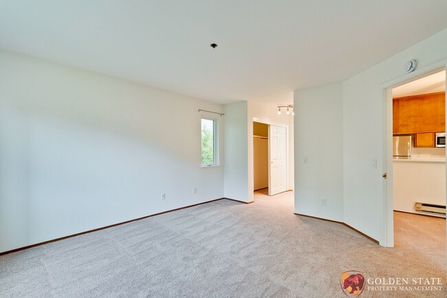 Building Photo - Top Floor Corner Unit - New Carpet - Eleva...