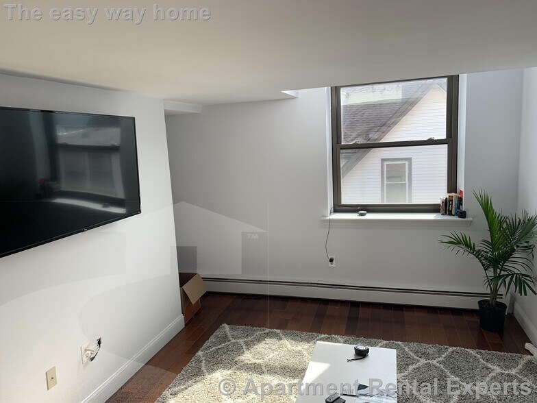 Building Photo - 14 Locust St