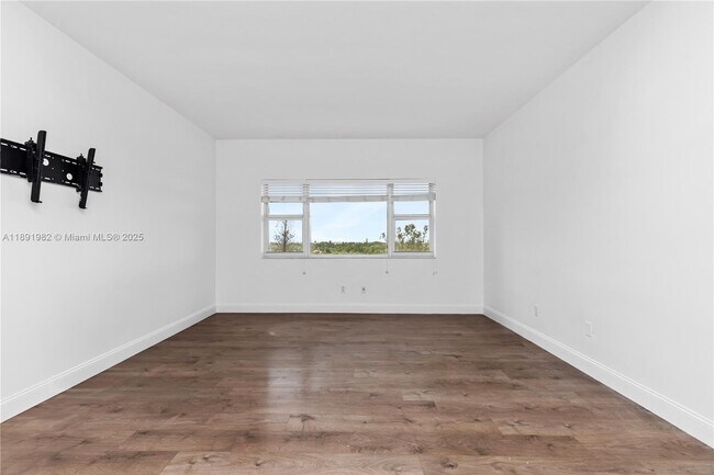 Building Photo - 4925 Collins Ave