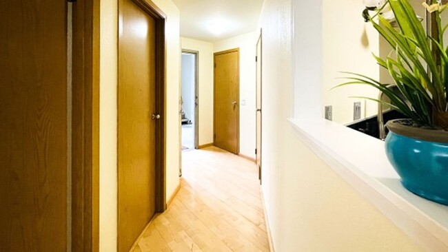 Building Photo - Light & bright Corner Condo in prime Kirkl...