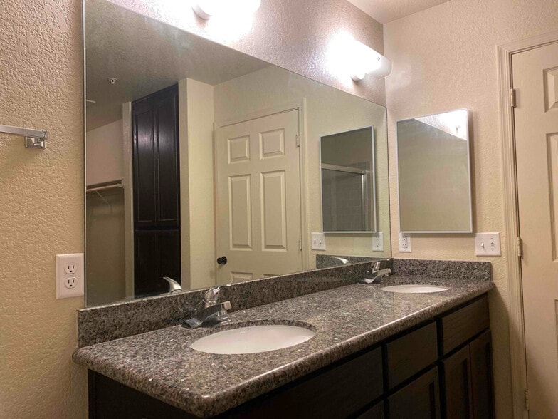 Building Photo - 7335 E 39th Pl