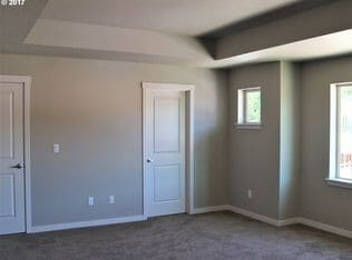 Building Photo - BEAUTIFUL CREEKWOOD TOWNHOME! 3 BR, 2.5 BA