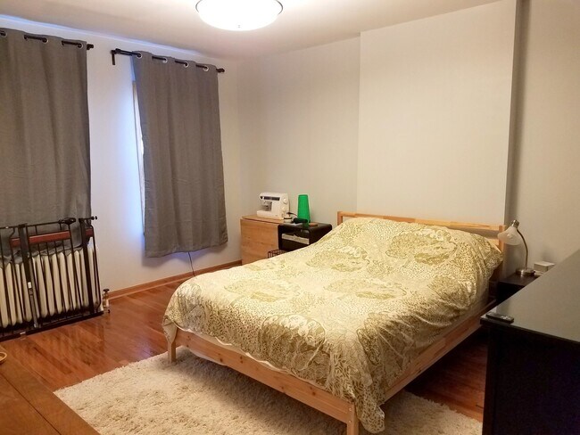 Building Photo - 3 Bedroom, 2 Bathroom in Squirrel Hill- Hardwood Floors and Stainless Appliances