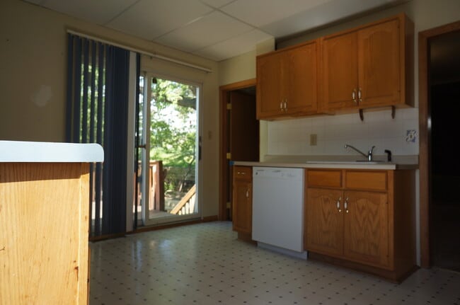 Building Photo - AVAILABLE JUNE - 5 Bed 2 Bath In East Hillside