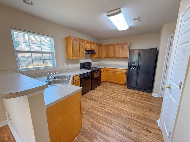 Building Photo - 3 Bedroom 2.5 Bath Single Family Home with Fenced Backyard!