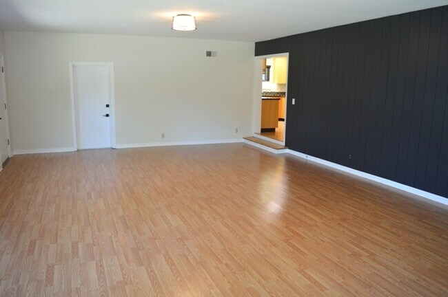 Building Photo - Beautiful Single Story Home With Great Roo...