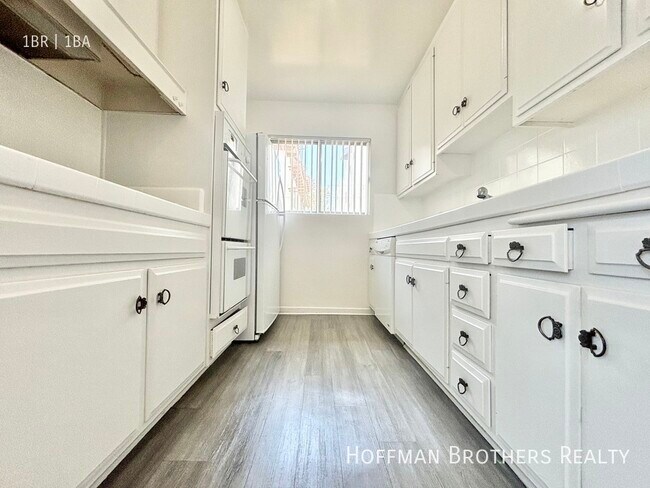 Building Photo - 319 S Clark Dr