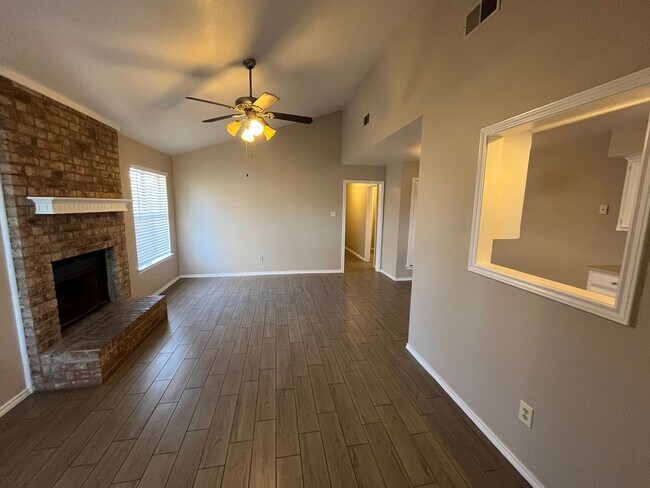 Building Photo - Cute Duplex