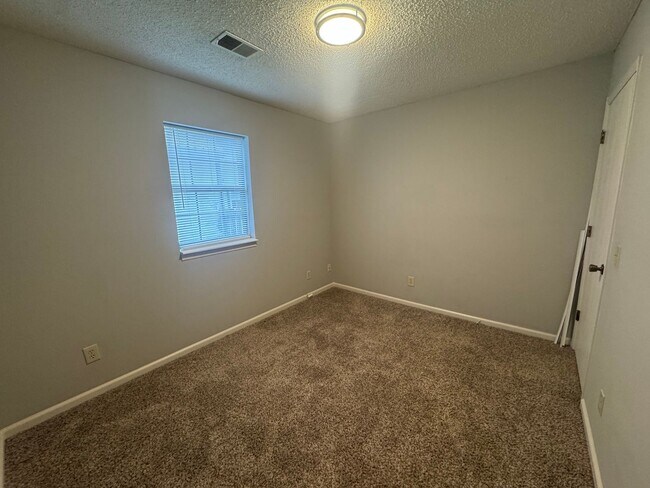 Building Photo - 2BR 1BA Triplex • Private Backyard in Downtown Smithville