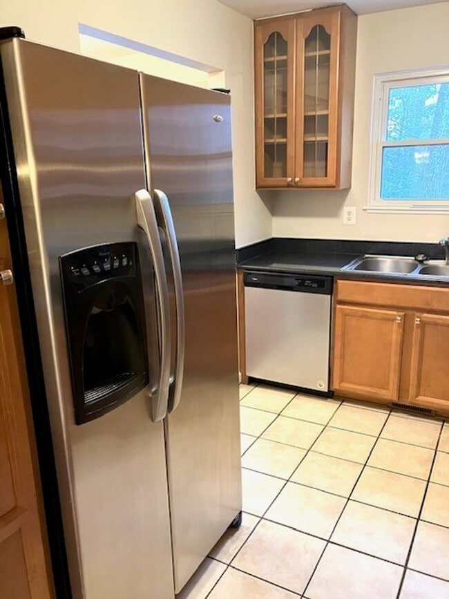 Building Photo - SPACIOUS HOME ON LARGE LOT - 4 BEDS 2.5 BATHS