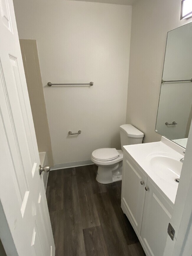 Building Photo - Newly renovated 2 bed/1 bath with views!