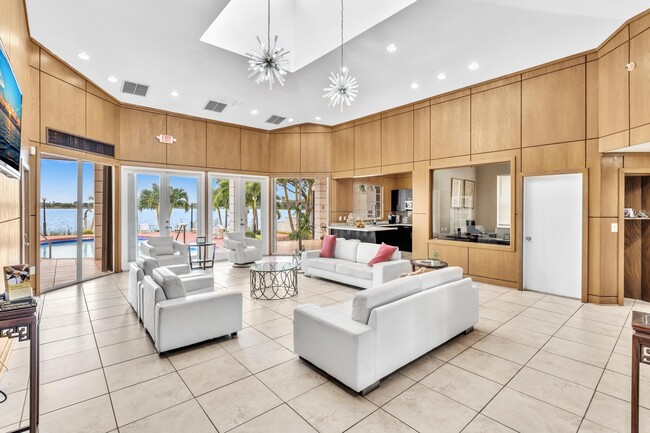 Building Photo - 2850 N Oakland Forest Dr