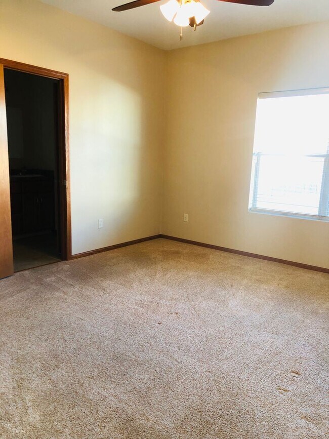 Building Photo - 21 &amp; 23 Hanfield Court