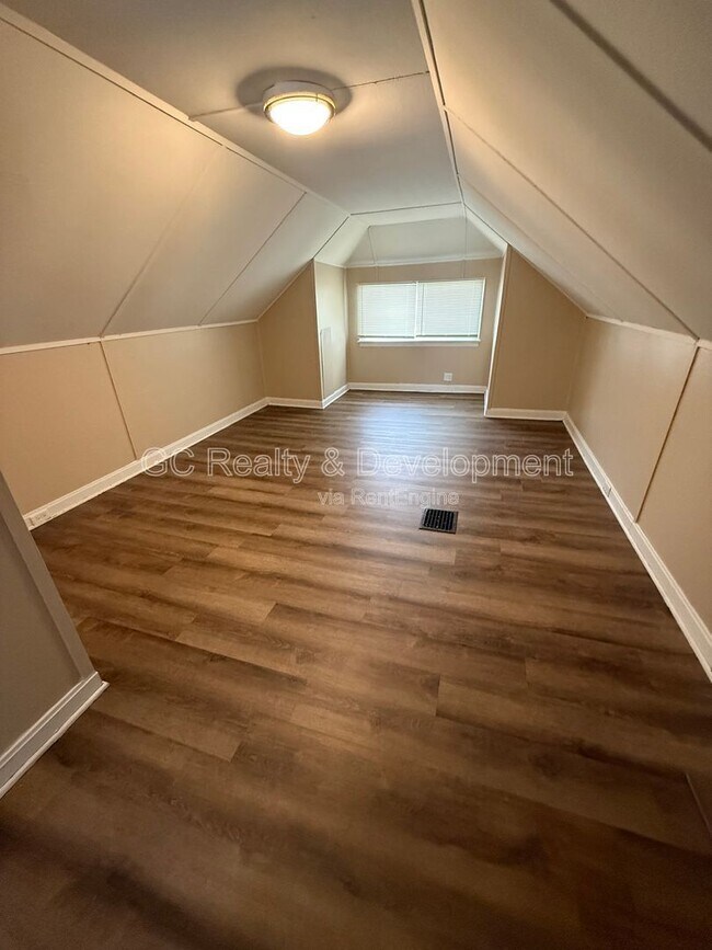 Building Photo - 8637 S Essex Ave