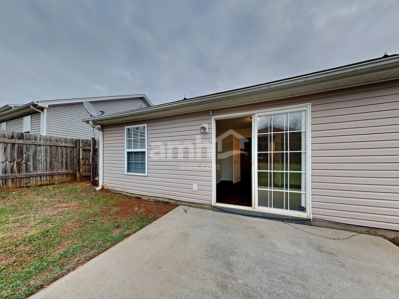 Building Photo - 200 Kingscreek Dr